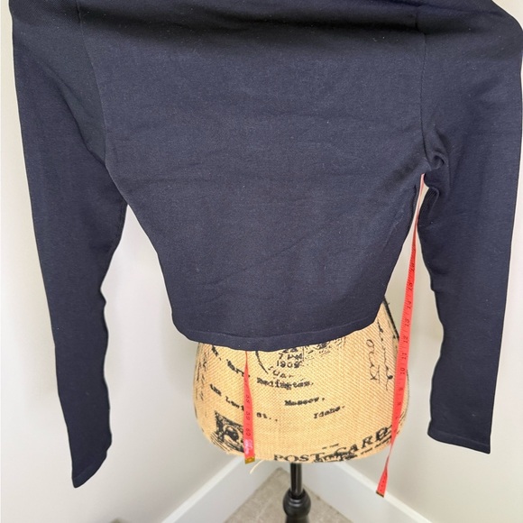 Black Long Sleeve Crop Top - Picture 4 of 7